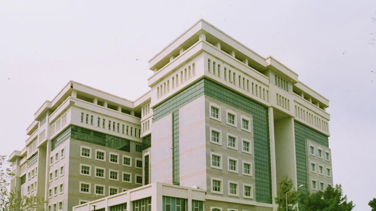 Çok katlı modern bir adliye binasının dış cephesi